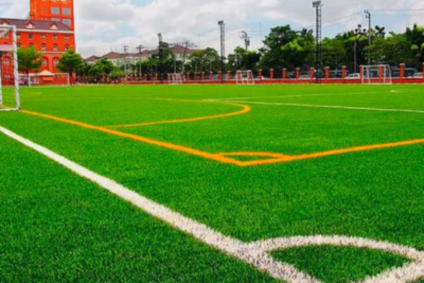 Cancha deportiva con grass artificial